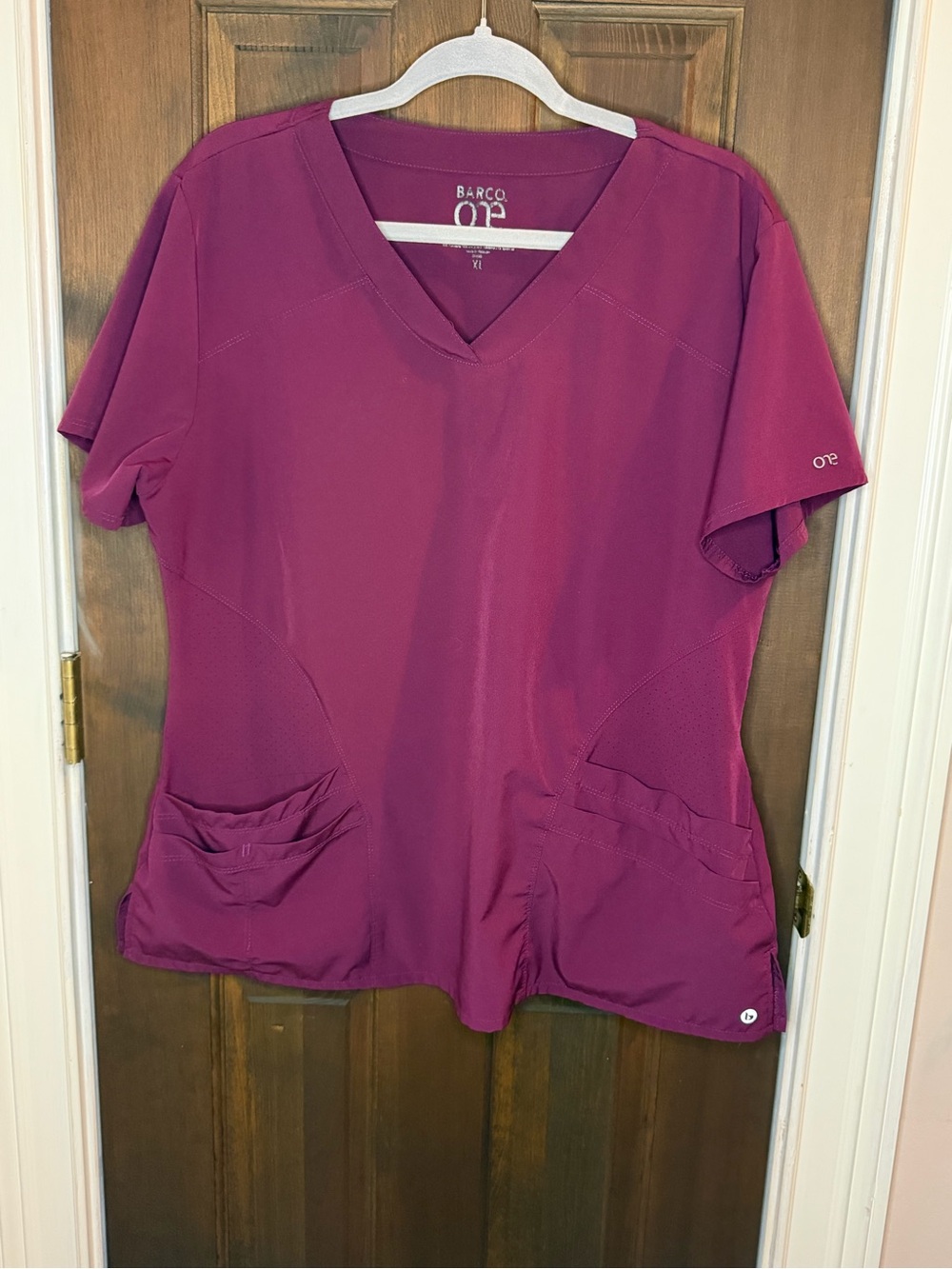 Barco One XL Maroon Maroon V-Neck Scrub Top Pockets Medical Nurse - VGUC